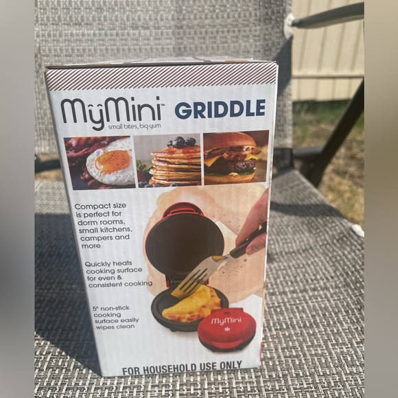 MyMini™ Personal Electric Griddle Red - Picture 4 of 5